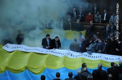 Rökbomber i plenisalen. Foto: Ukrainska Pravda