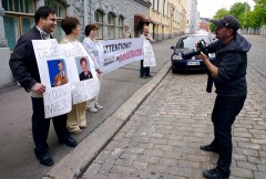 Demonstranter på Fabriksgatan framför ryska ambassaden.